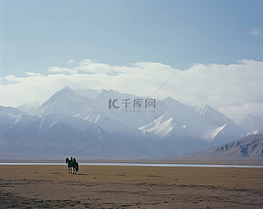 王子骑马背景图片_在伊尼山谷的雪地背景下骑马