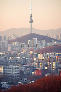 城市景观，有一座大山，电视塔就在山上