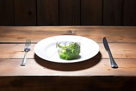 空盘子背景图片_木凳上放着一个空盘子，上面有生菜和西兰花