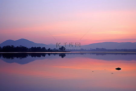 碧湖背景图片_日出时有岩石的天空和湖泊