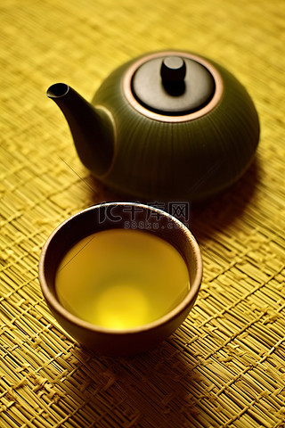 一碗黄茶，旁边是一个放在编织地毯上的碗