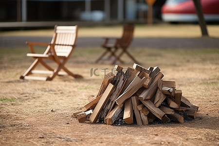 柴烧背景图片_带长凳和椅子的木质烧焦篝火