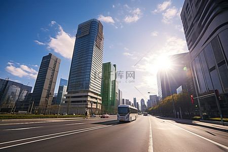 摩托车背景图片_一座拥有高楼大厦的城市，靠近一条开放的街道，有一辆汽车驶过