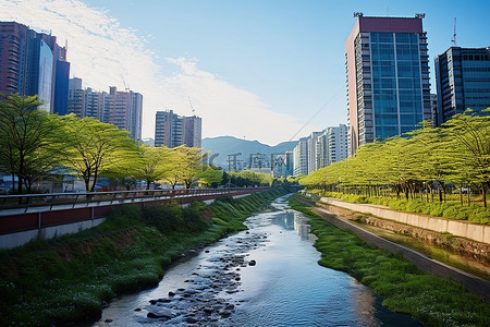 小溪背景图片_一条流经城市的小溪，河里有许多建筑物