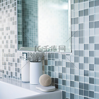浴室铺有白色瓷砖，配有镜子
