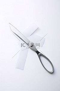 白色表面上的剪刀和纸