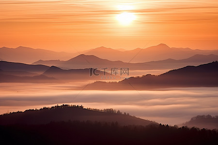 太阳从低云层和山谷升起的图像