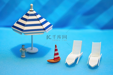 蓝色泳池中的小玩具船和雨伞
