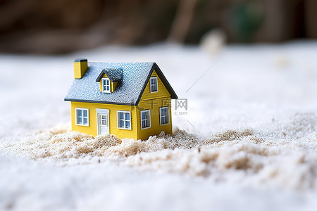 黄色的小房子，泥土上有白雪