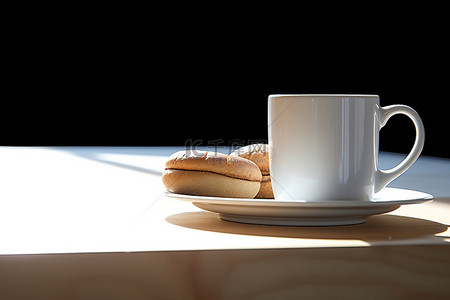 桌子上的两个百吉饼旁边有一个白咖啡杯和一个咖啡包