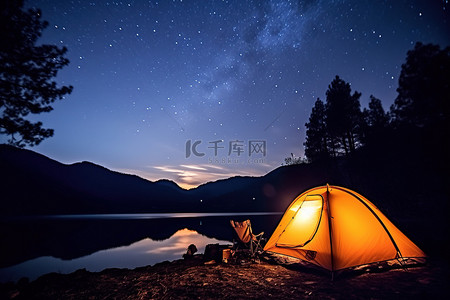 帐篷露营背景图片_晚上在星星和水的陪伴下露营