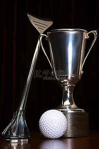 四面体背景图片_高尔夫球帽上的四面体高尔夫球杆，旁边是银色玻璃杯和奖杯