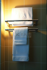 浴室灰白背景图片_空荡荡的浴室里挂着一个毛巾架，上面挂着四块白毛巾