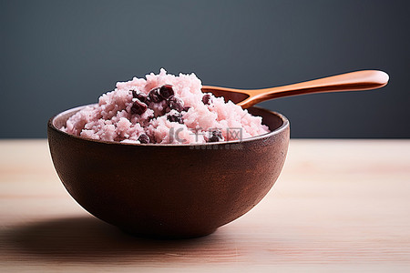 米饭背景图片_一个盛满米饭的碗，上面放着一个勺子