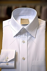 促销标签背景图片_白色正装衬衫特价，带有促销标签