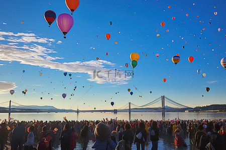 天空中的气球背景图片_天空中的浮云和彩色气球