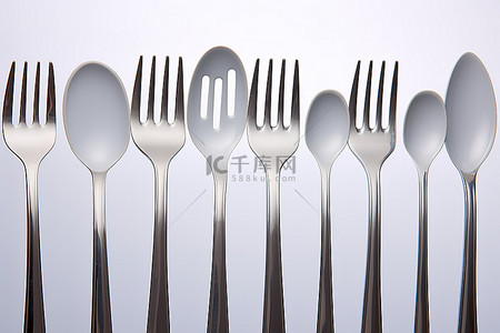 厨房背景图片_白色不锈钢叉子一套八件，配有配套勺子