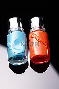 两种不同的指甲油被放置在瓶子的不同部分