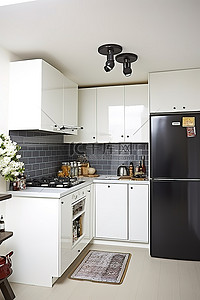 厨房以白色装饰，配有黑色冰箱