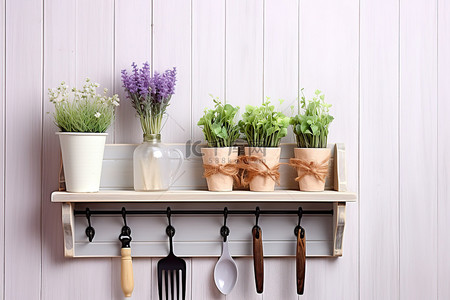 厨房背景图片_一个木架，上面放着餐具和鲜花