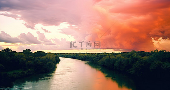 彩色天空云彩背景图片_天空中彩色云彩下的一条河流