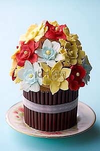 纸杯蛋糕上有巧克力糖霜和鲜花