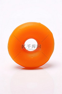 白色背景的圆形橙色塑料甜甜圈