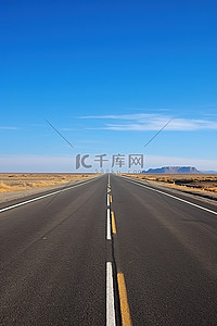 蓝天背景图片_一条穿过蓝天沙漠的空路