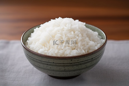 一碗米饭放在桌子上