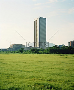 高楼大厦和绿地的场景