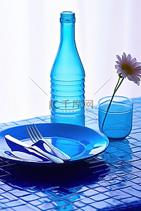 空盘子背景图片_蓝色桌子上的一个空蓝色花瓶和一个蓝色盘子