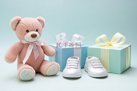 英语标签背景图片_白色标签和一些礼品盒上放着一只粉色泰迪熊鞋和一双白色运动鞋