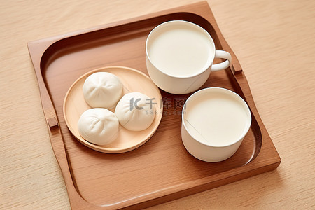 冬天温暖背景图片_地毯上放着两个白饺子和一杯牛奶的乌冬面汤盘