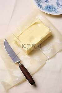 在一张蜡纸上涂上黄油，上面放一把刀