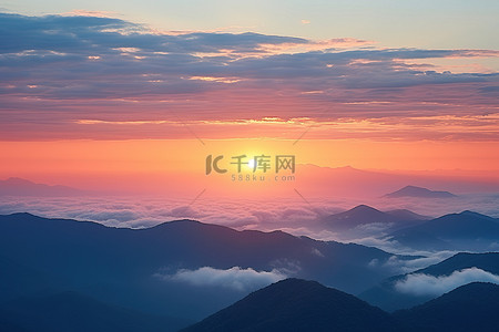 海背景图片_太阳从山上升起，远处有云