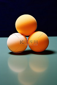 桌上球拍上的两个网球蛋