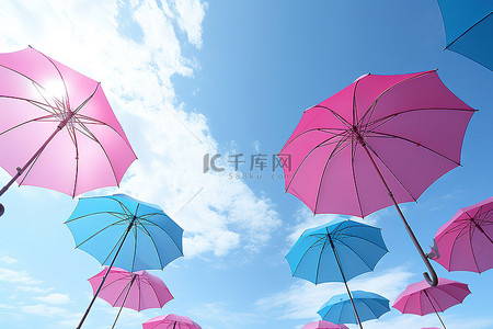 粉色和蓝色的雨伞