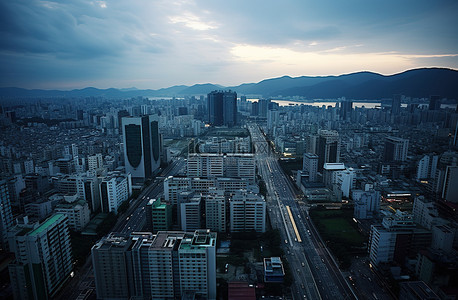 阴天背景图片_在阴天，一座城市看到了太阳