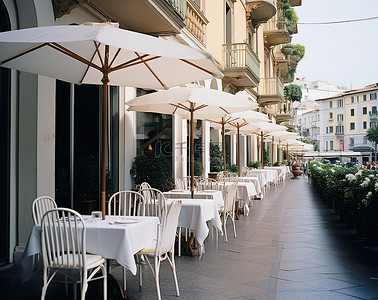 意大利街道背景图片_餐厅外的人行道上有白色的遮阳伞和椅子