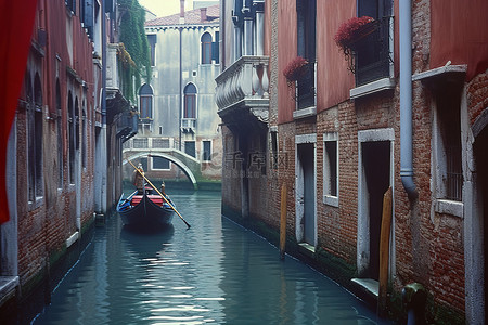 威尼斯一条狭窄的贡多拉路