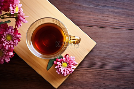 茶叶背景图片_一杯茶，上面有一朵红花