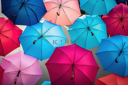 空中有不同颜色的雨伞