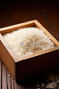 一个木盒子，里面装着米
