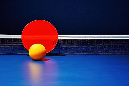 乒乓球网旁边桌子上的一个球