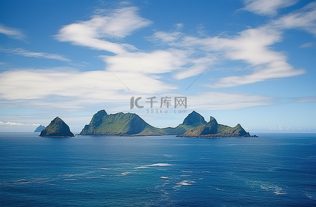 海洋中的三个岛屿，有云彩蓝天和其他东西