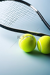 网球背景图片_背景中的两个网球和球拍