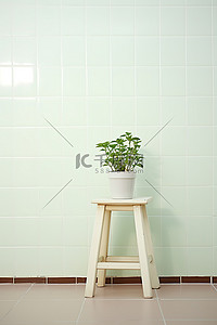 白色瓷砖地板前靠墙的白色凳子