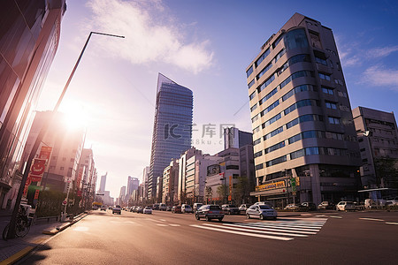 摩托车背景图片_有大量建筑物和交通的城市场景