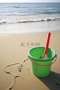 玩沙子背景图片_一个绿色的桶，上面有一个红色的勺子，坐在沙子上