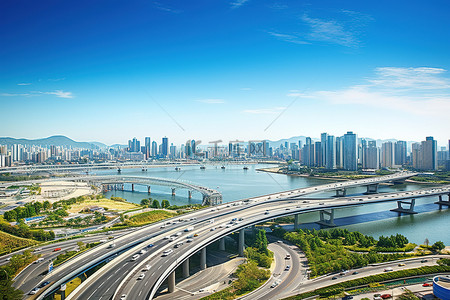 高速公路背景图片_背景中的首尔显示汽车沿着高速公路行驶